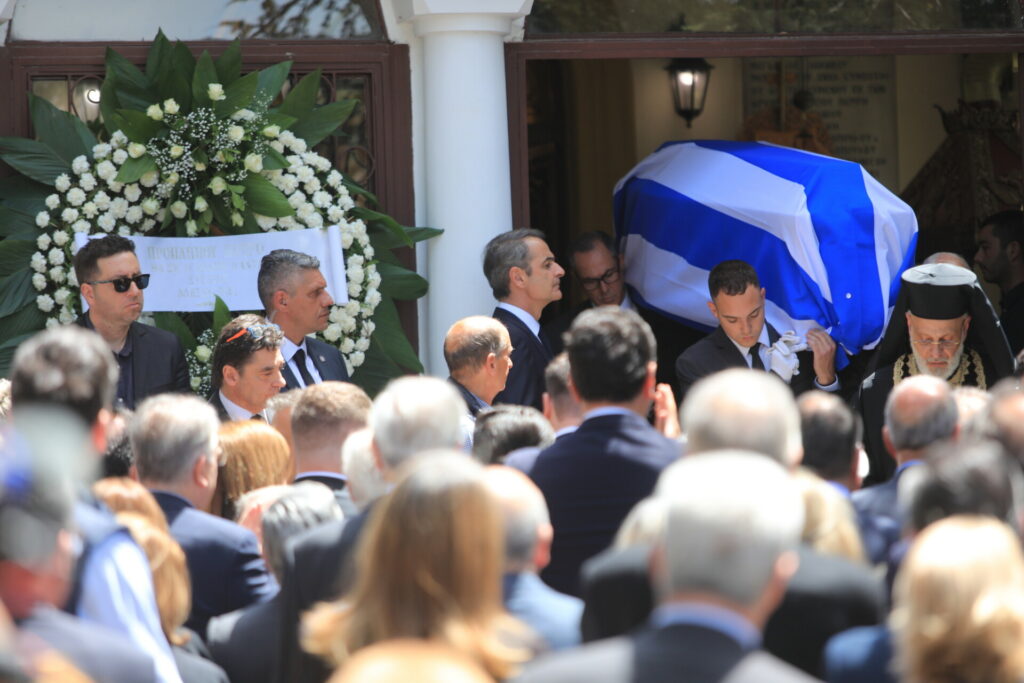 Πέτρος Μολυβιάτης: Συγγενείς, φίλοι και συνεργάτες του είπαν το τελευταίο αντίο