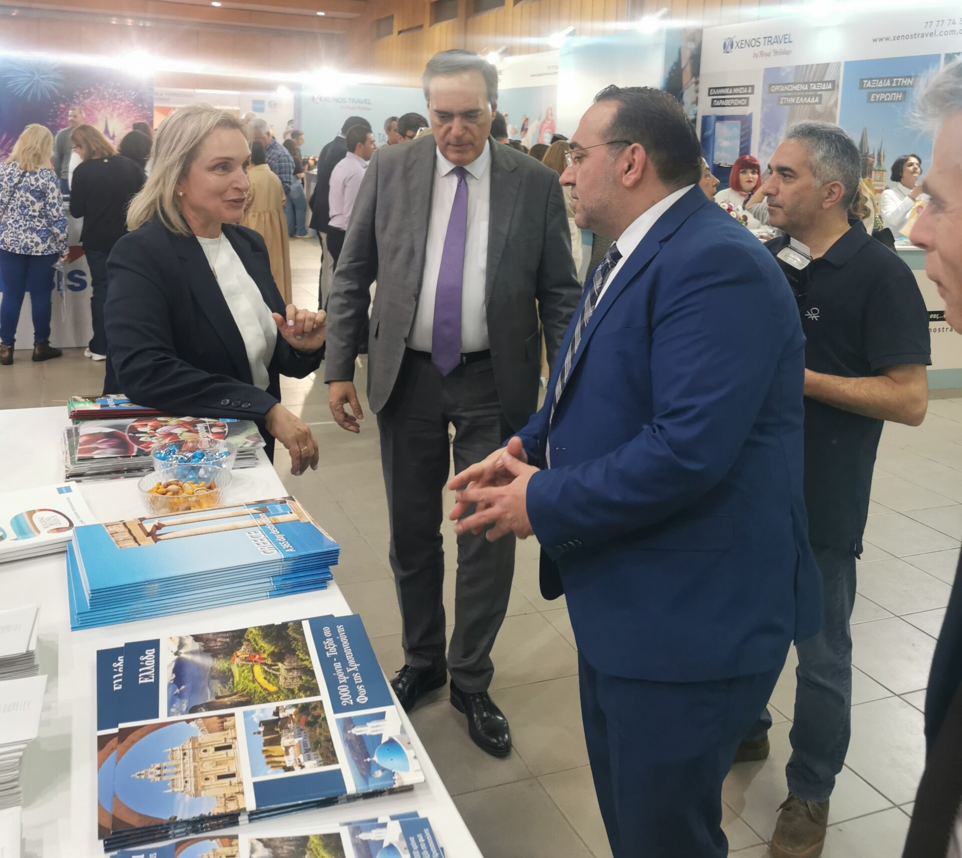 Ο υφυπουργός Τουρισμού της Κυπριακής Δημοκρατίας, Κ. Κουμής και ο Έλληνας πρέσβης στην Λευκωσία, Ι. Παπαμελετίου συνομιλούν με την προϊσταμένη της Υπηρεσίας ΕΟΤ Κύπρου, Α. Σπακουρή, στο ελληνικό περίπτερο © ΕΟΤ