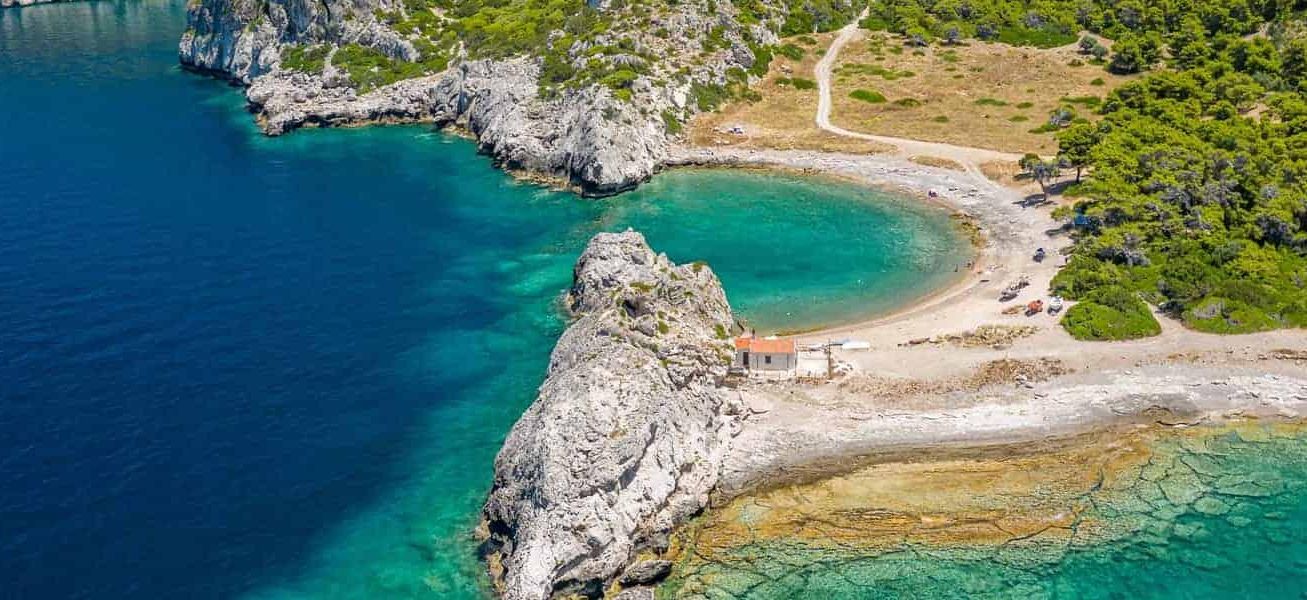 ΚΑΛΟΚΑΙΡΙΝΕΣ ΑΠΟΔΡΑΣΕΙΣ Παραλία Μυλοκοπή, Κόρινθος © visitloutraki.com