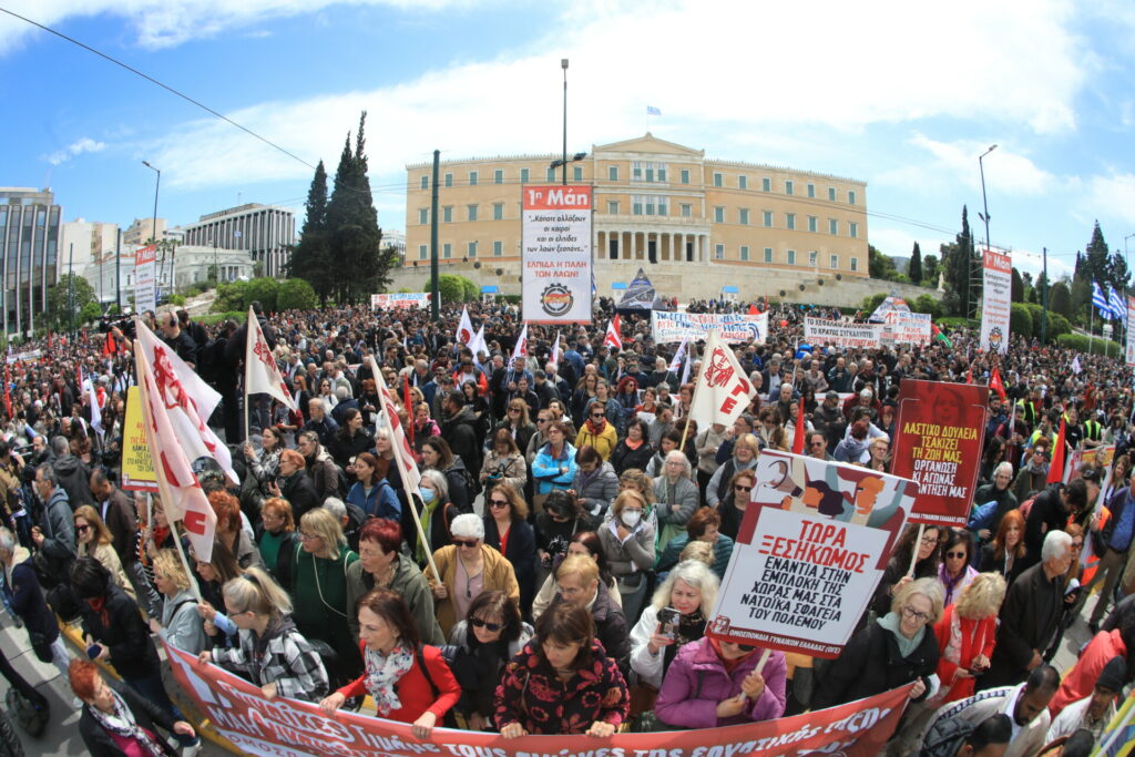 Πρωτομαγιά: Πλήθος κόσμου στην απεργιακή συγκέντρωση στο Σύνταγμα
