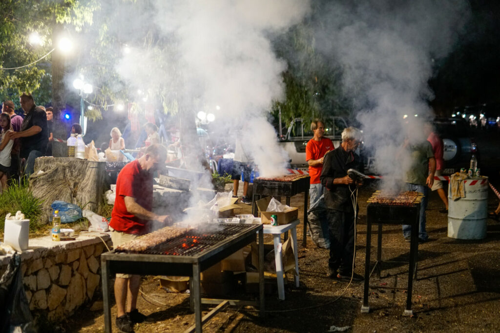 Δεν απαγορεύονται οι ψησταριές στα πανηγύρια