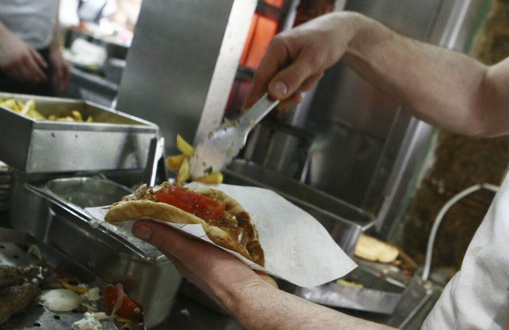 Σουβλάκι: Ο βασιλιάς του street food έφτασε τα 7 ευρώ στα νησιά