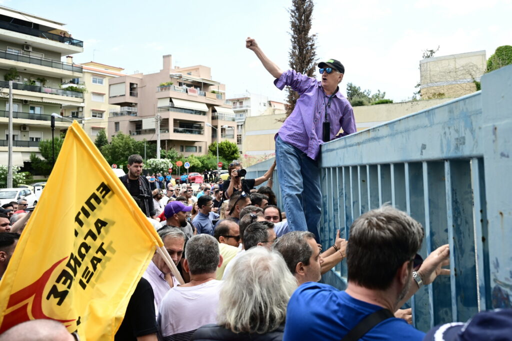 Στα κάγκελα του υπ. Μεταφορών οι ταξιτζήδες, ”κόκκινο πανί” ο Λυμπερόπουλος