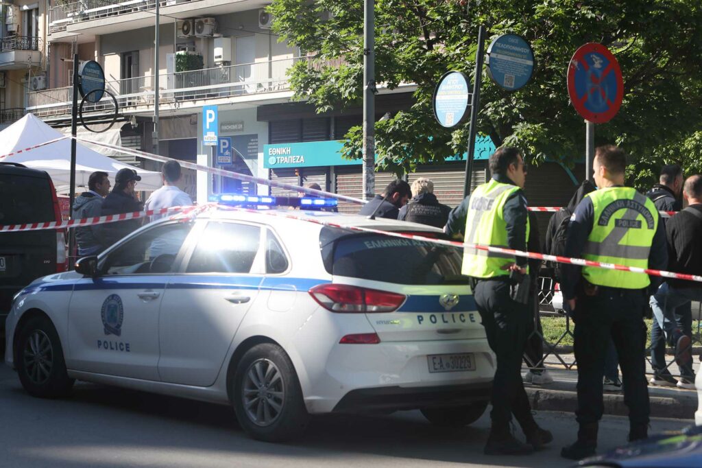 Θεσσαλονίκη: Νεκρή γυναίκα μετά από έκρηξη έξω από τράπεζα