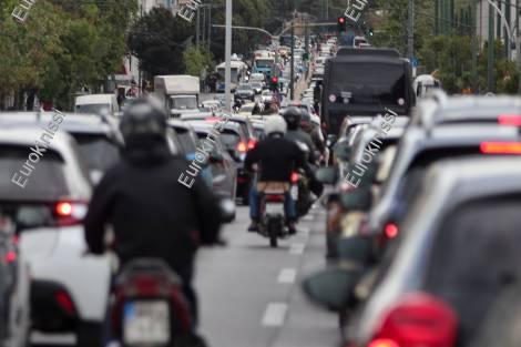 Νέος ΚΟΚ: Τι θα ισχύει για κόντρες, αλκοόλ, χρήση κινητού και τα ταξί