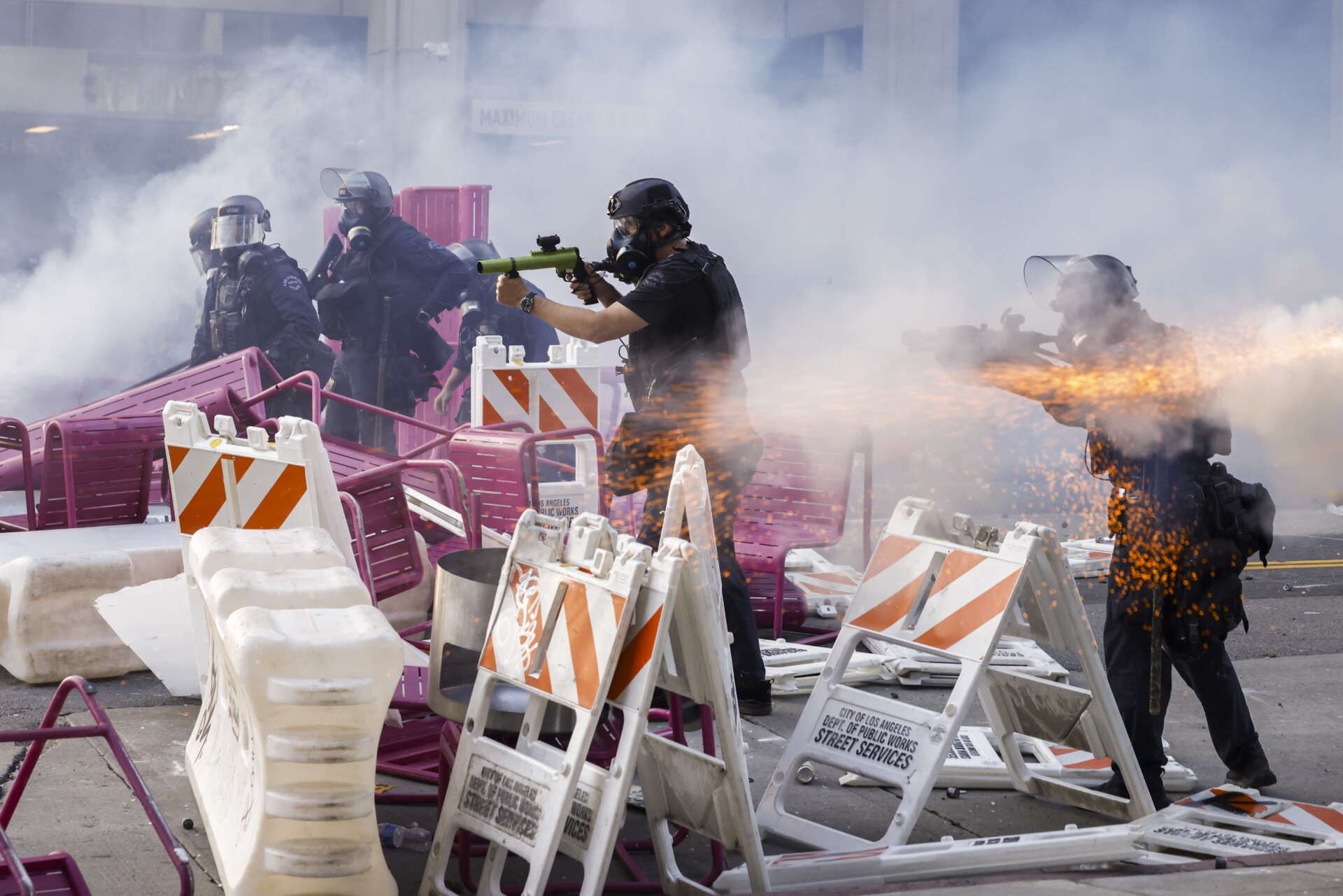 Βίαιες συγκρούσεις στο Λος Άντζελες © EPA/CAROLINE BREHMAN