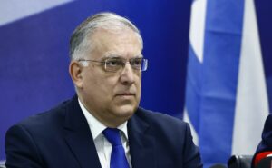 Θεοδωρικάκος: Μόνιμο το μέτρο απαγόρευσης προσφορών για 3 μήνες μετά από ανατιμήσεις