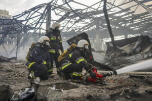 Μαζικές επιθέσεις Ρωσίας και Ουκρανίας με πυραύλους και drones