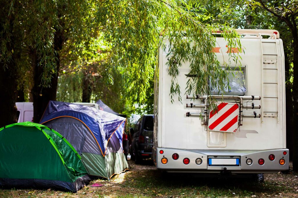 Οργανωμένα camping: Τι να προσέξετε σε κρατήσεις, διαμονή, μεταφορά