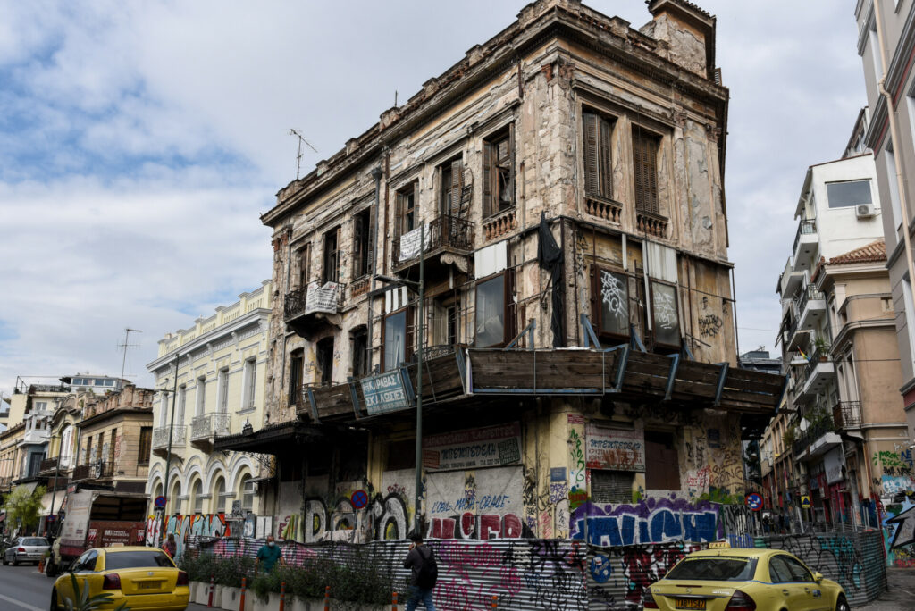 Δήμος Αθηναίων: Ξεκίνησε η κατεδάφιση 70 ετοιμόρροπων κτιρίων