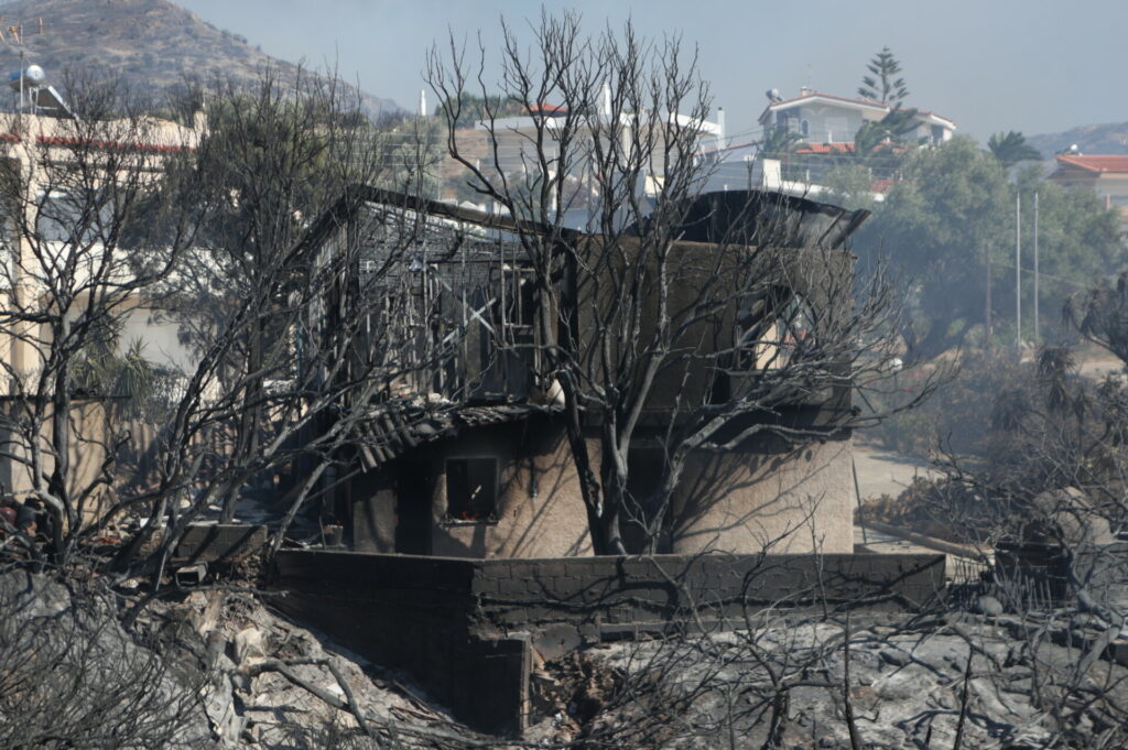 Φωτιά στην Παλαιά Φώκαια: Καταμέτρηση ζημιών και αποζημιώσεις στους πληγέντες