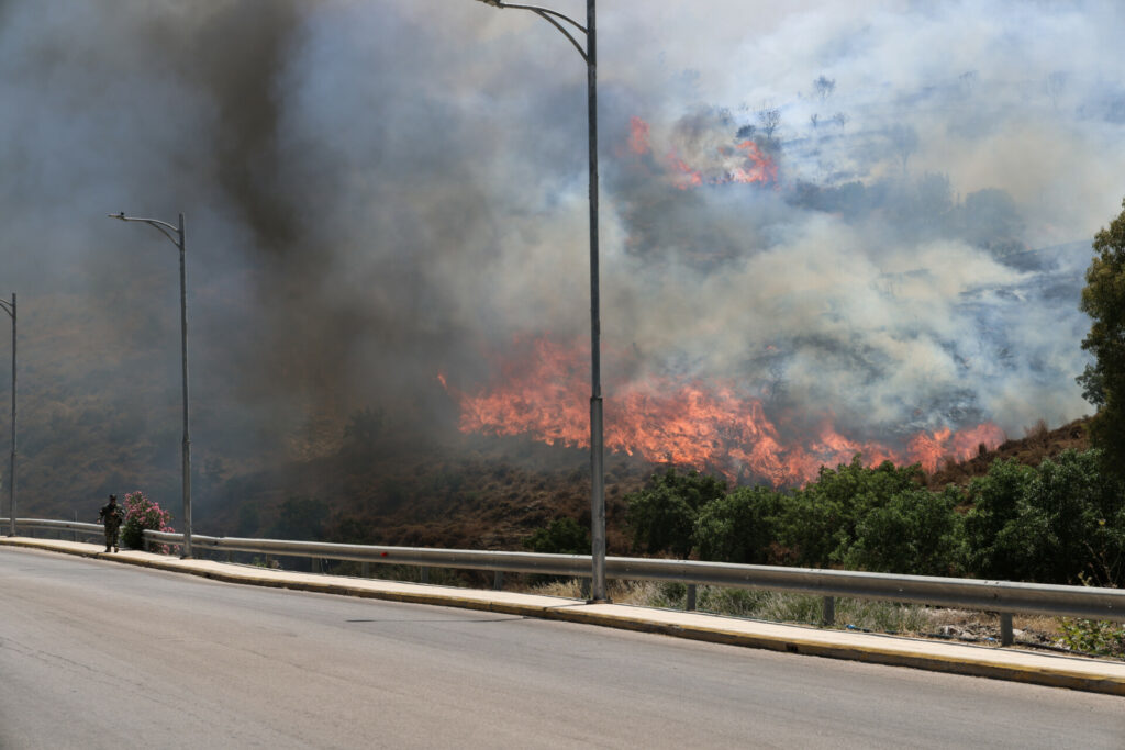 Ενισχύονται οι δυνάμεις στη Χίο: Φωτιά σε 3 μέτωπα, πολλαπλά 112 για εκκενώσεις