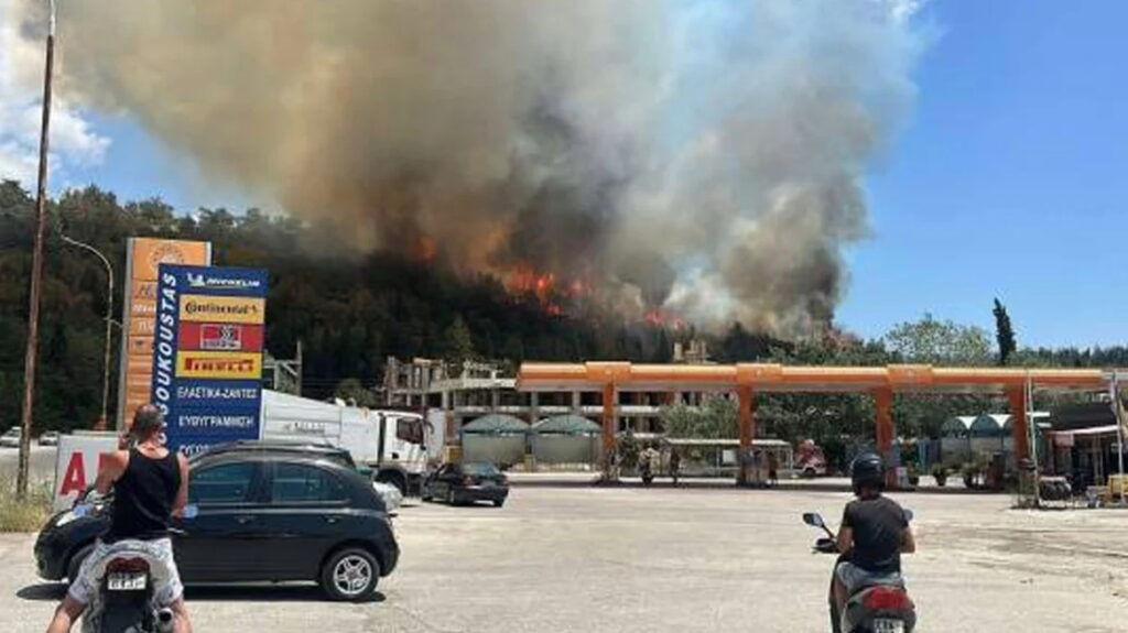 Φωτιά στην Άσπρη Άμμο Καβάλας, μήνυμα του 112