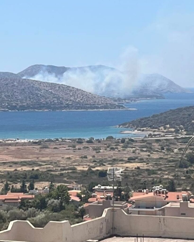 Φωτιά στην Παλαιά Φώκαια: Ήχησε το 112, εντολή για εκκένωση