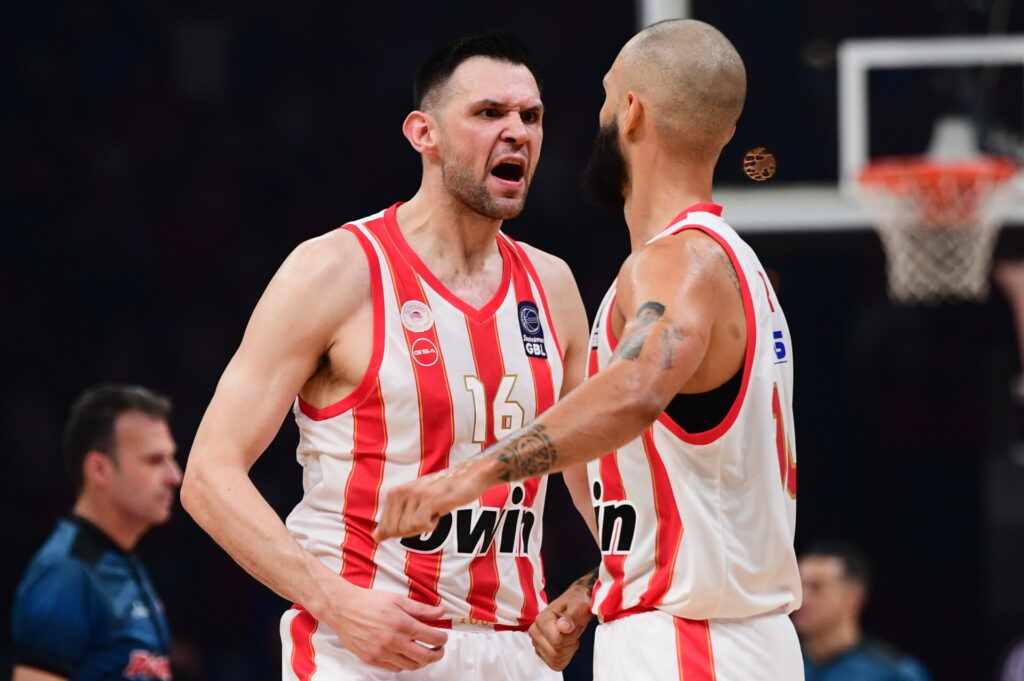 Πρωταθλητής για 15η φορά ο Ολυμπιακός που νίκησε τον Παναθηναϊκό 85-71 στον 4ο τελικό