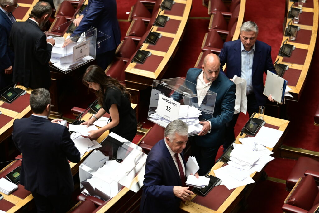 Προανακριτική: Υπερψηφίστηκε η πρόταση της ΝΔ για παραπομπή Καραμανλή