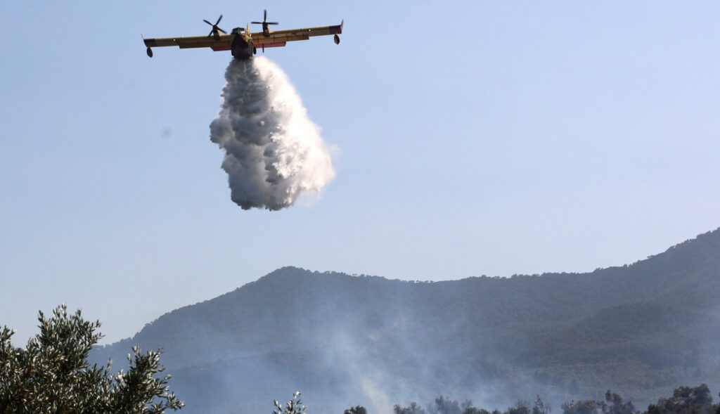 Φωτιά τώρα στον Μαραθώνα, μήνυμα από το 112