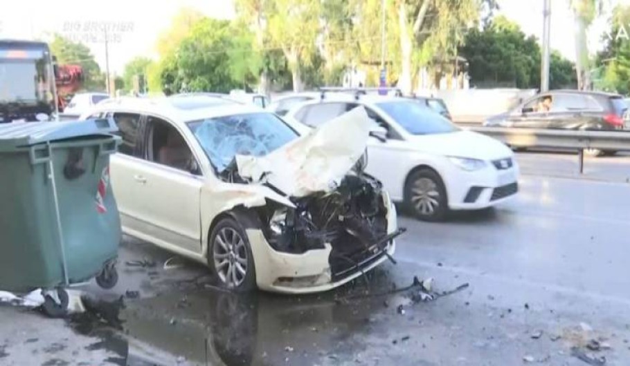 Τροχαίο στην Ποσειδώνος: Ταξί έπεσε πάνω σε απορριμματοφόρο, μία νεκρή
