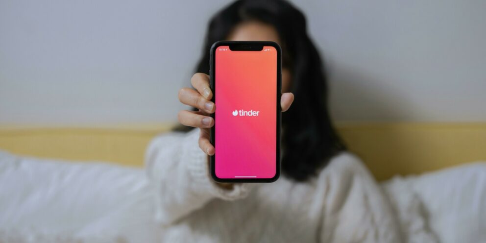 Γιατί οι νέοι εγκαταλείπουν το Tinder και τις άλλες εφαρμογές διαδικτυακών γνωριμιών