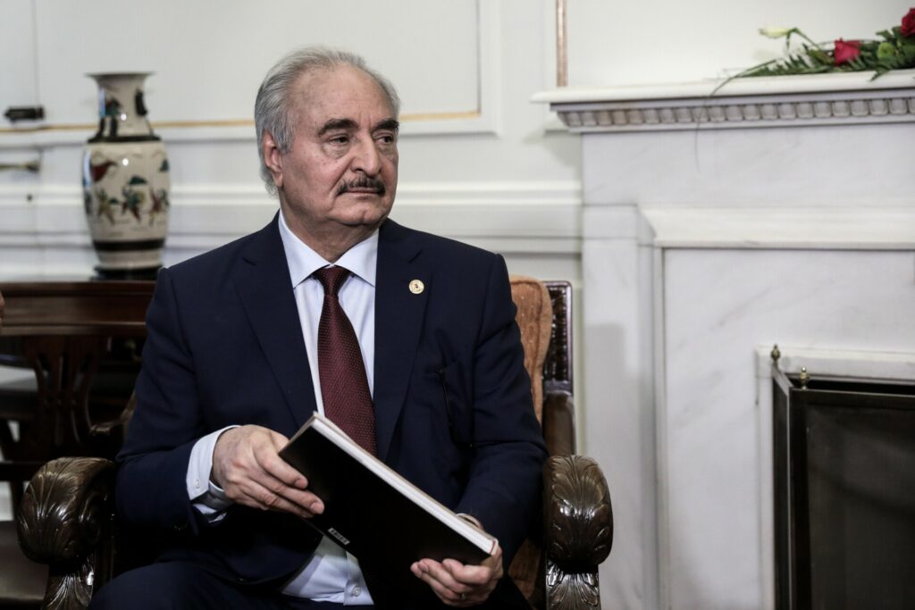 Σε επιφυλακή η Αθήνα για πιθανή αλλαγή πλεύσης Χαφτάρ στο παράνομο τουρκολιβυκό μνημόνιο