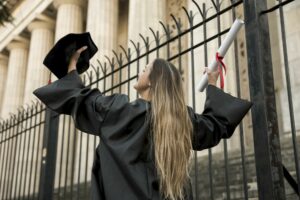Γιατί οι σημερινοί πτυχιούχοι την έχουν πατήσει