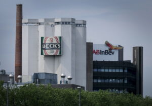 AB InBev: Με 3 δισ. παίρνει ξανά τον έλεγχο των εργοστασίων της στις ΗΠΑ