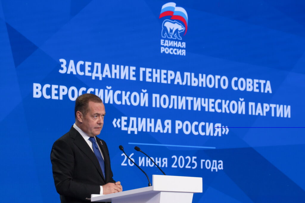 Μεντβέντεφ: Η Ρωσία θα αντέξει και τις νέες κυρώσεις της ΕΕ