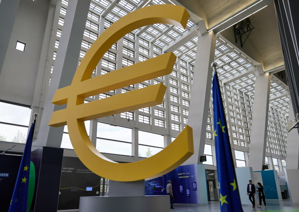 ΕΚΤ: Κράτησε αμετάβλητα τα επιτόκια μετά από 8 μειώσεις