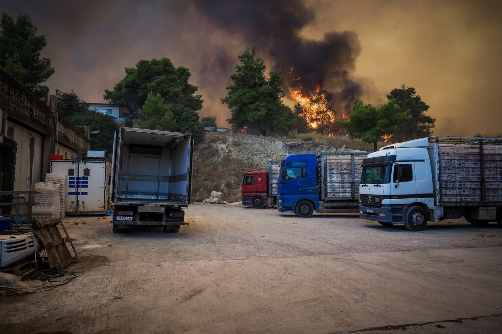 Εκτός ελέγχου φωτιά σε Εύβοια, εξέλιξη σε Μολάους Λακωνίας, οριοθέτηση σε Βόλβη Θεσσαλονίκης
