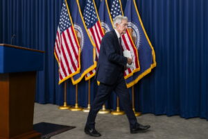 Το πρόβλημα δεν είναι μόνο η Fed. Η πολιτική απειλεί τις κεντρικές τράπεζες παντού