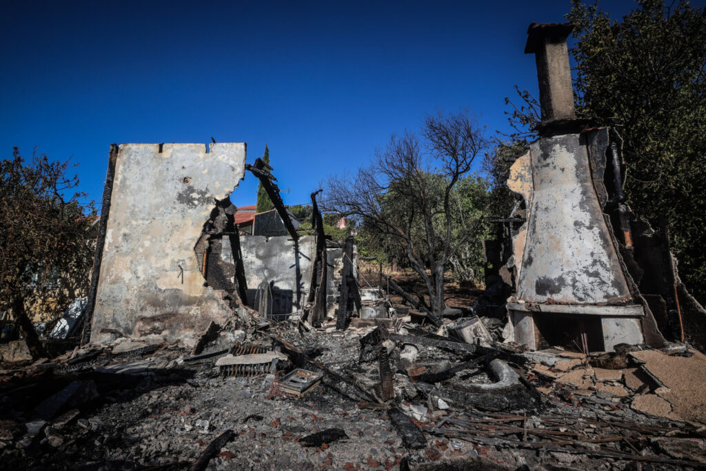 Φωτιές: Μάχη με τις αναζωπυρώσεις σε Κύθηρα, Εύβοια, Μεσσηνία και Πτολεμαΐδα