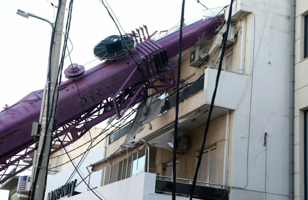 Γερανοφόρο όχημα έπεσε σε σπίτι στο Περιστέρι, ένας τραυματίας