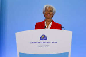 Η Λαγκάρντ “βλέπει” νέο άλμα πληθωρισμού, πιθανή η αύξηση επιτοκίων τον Δεκέμβριο
