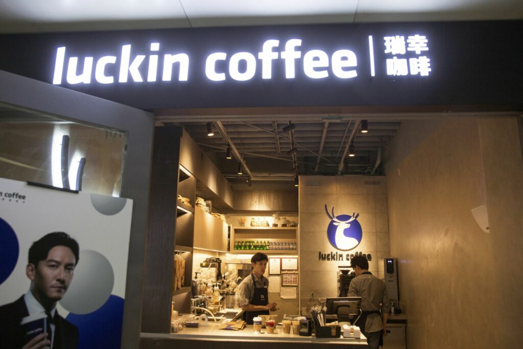 Η κινεζική Luckin προκαλεί τα Starbucks στην καρδιά της Νέας Υόρκης