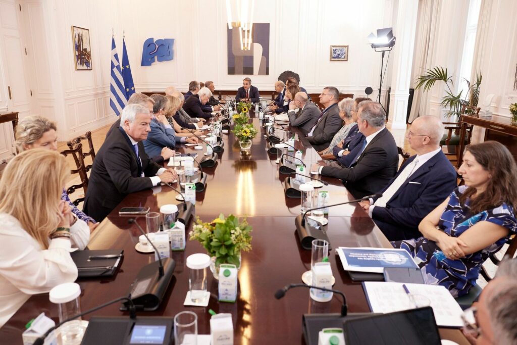 Συνάντηση Μητσοτάκη με τους επικεφαλής των Ιδρυμάτων της “Πρωτοβουλίας ’21”