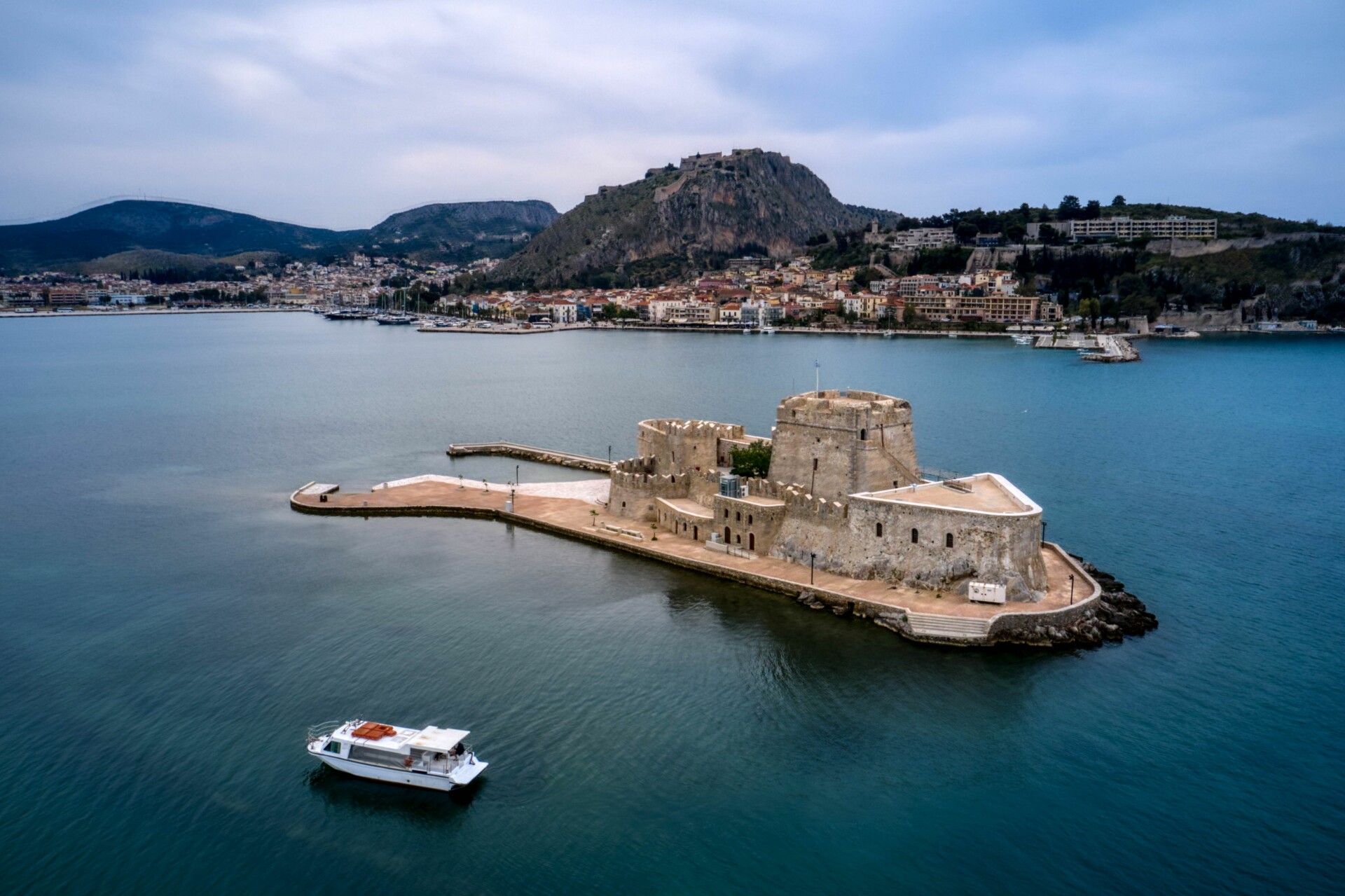 ΤΟ ΜΠΟΥΡΤΖΙ ΕΙΝΑΙ ΕΝΑ ΚΑΣΤΡΟ ΠΟΥ ΒΡΙΣΚΕΤΑΙ ΠΑΝΩ ΣΤΟ ΝΗΣΑΚΙ ΤΩΝ ΑΓΙΩΝ ΘΕΟΔΩΡΩΝ ΣΤΗ ΜΕΣΗ ΤΟΥ ΛΙΜΑΝΙΟΥ ΣΤΟ ΝΑΥΠΛΙΟ ΠΕΡΙΠΟΥ 400 Μ ΑΠΟ ΤΟ ΜΟΛΟ.ΦΩΤΟΓΡΑΦΙΑ ΑΝΤΩΝΗΣ ΝΙΚΟΛΟΠΟΥΛΟΣ/EUROKINISSIΝΙΚΟΛΟΠΟΥΛΟΣ/EUROKINISSI