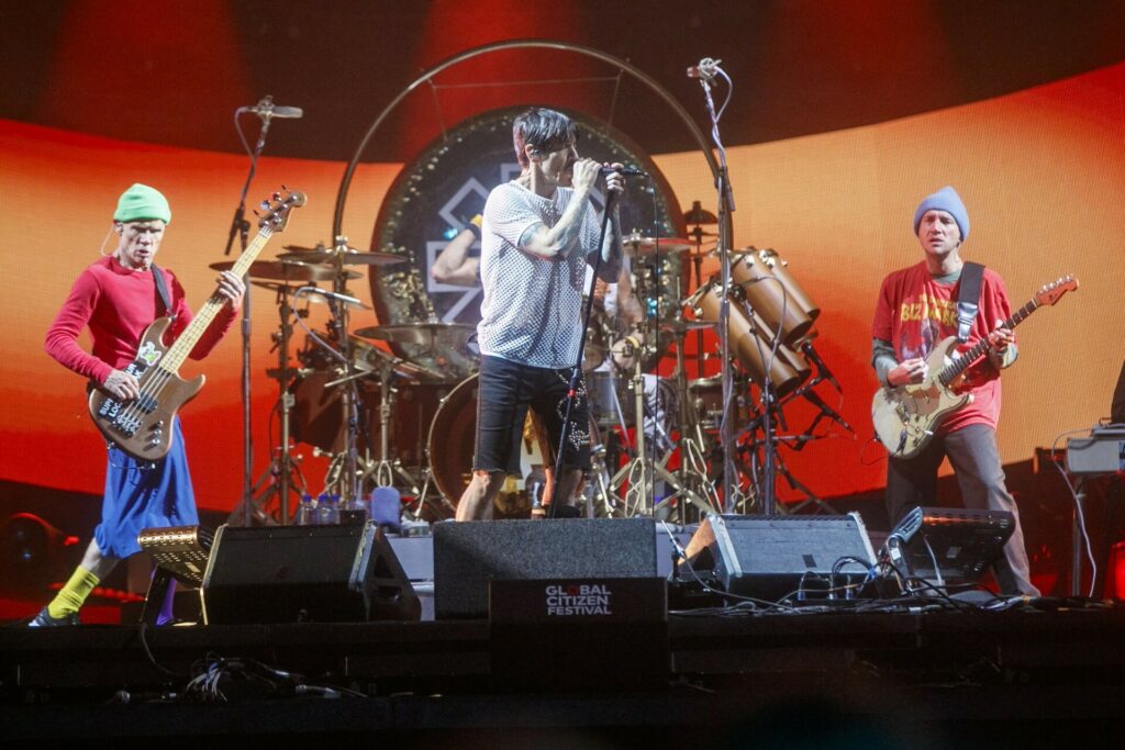 Κοινοπραξία Warner Music & Bain για δικαιώματα των Red Hot Chili Peppers