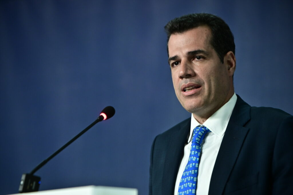 Πλεύρης: Θα επανεξετάσουμε και τα μενού στις δομές μεταναστών