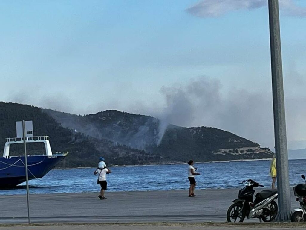 Φωτιά στη Θάσο: Δύο τα πύρινα μέτωπα, εκκενώθηκαν ξενοδοχεία