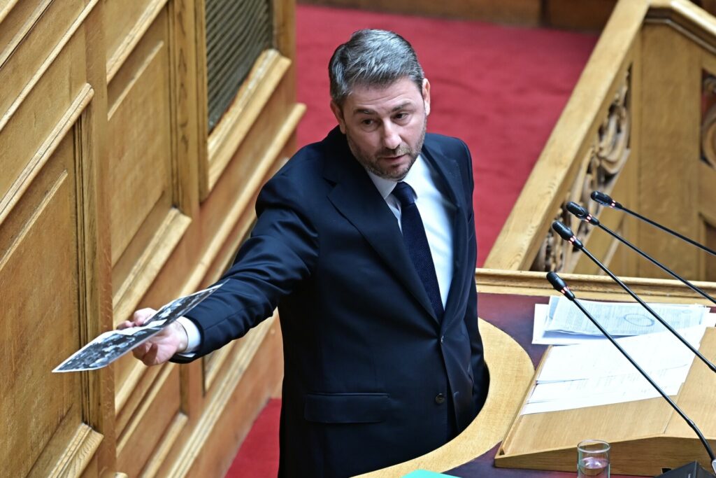 Άγρια κόντρα Ανδρουλάκη με κυβέρνηση πριν από την ψηφοφορία