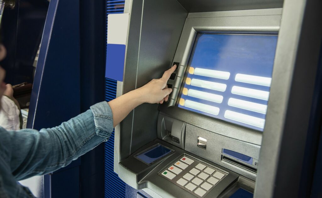 Με fast track τροπολογία οι μηδενικές χρεώσεις στα ΑΤΜ, πόση θα είναι η προμήθεια των Revolut και N26 και η mega επένδυση στην Καβάλα που παραμένει στα χαρτιά