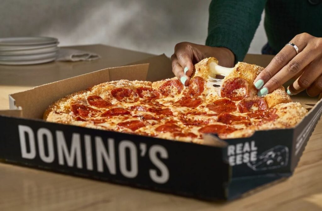 Domino’s: Αύξηση 3,4% σε πωλήσεις λόγω παρμεζάνας στη ζύμη
