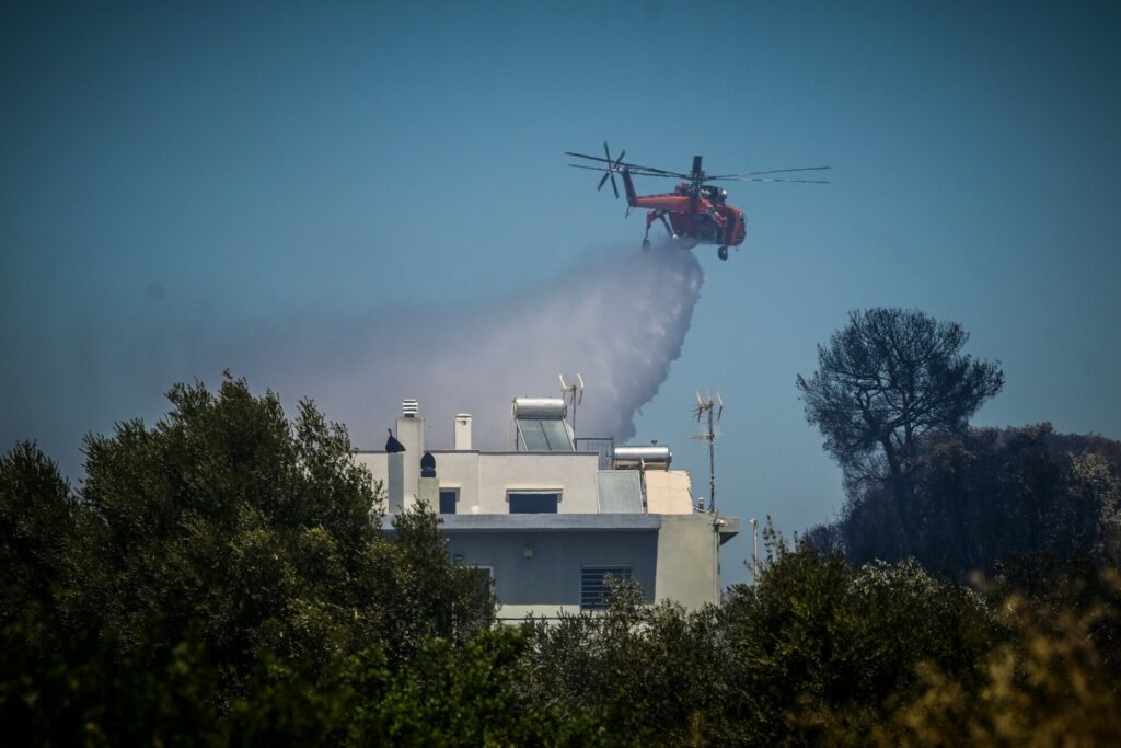 Φωτιά τώρα στο Κορωπί: Απειλούνται σπίτια