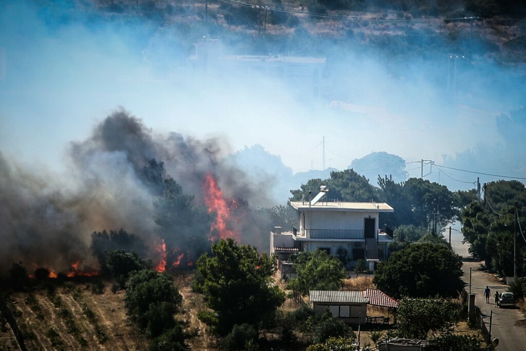 Φωτιά σε Πικέρμι και Ραφήνα: Οι κάτοικοι μετρούν τις πληγές τους