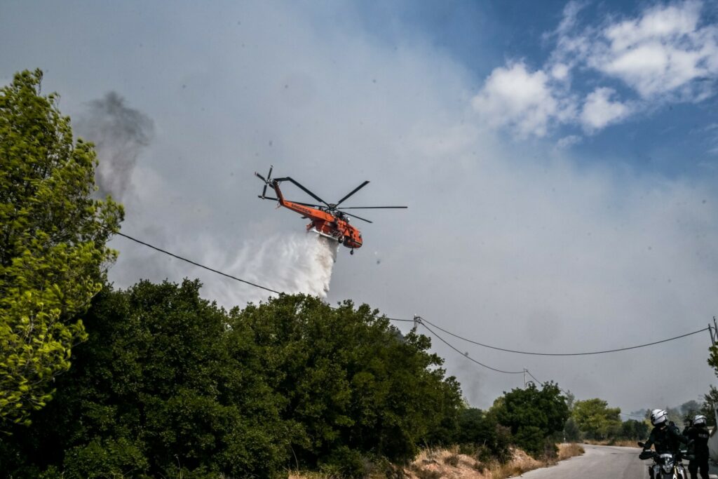 Φωτιά τώρα στο Μενίδι, σε οικοπεδικό χώρο η πυρκαγιά