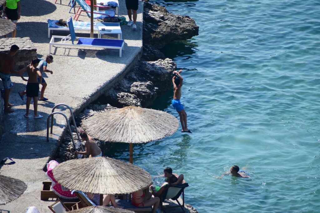 Πώς ο καύσωνας, εκτός από το σώμα, “καίει” και τις τσέπες