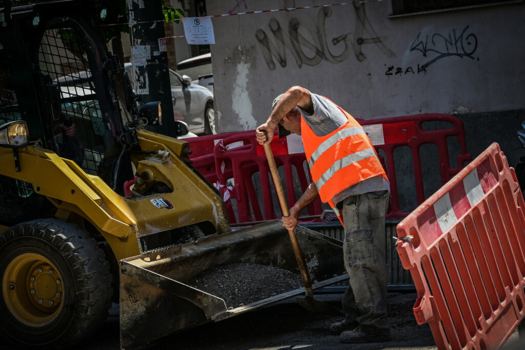 Καύσωνας: Αναλυτικά οι ώρες και τα επαγγέλματα για τα οποία απαγορεύονται οι εξωτερικές εργασίες
