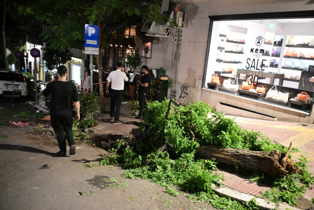 Κολωνάκι: Τζιπ έπεσε σε εστιάτοριο, 12 τραυματίες