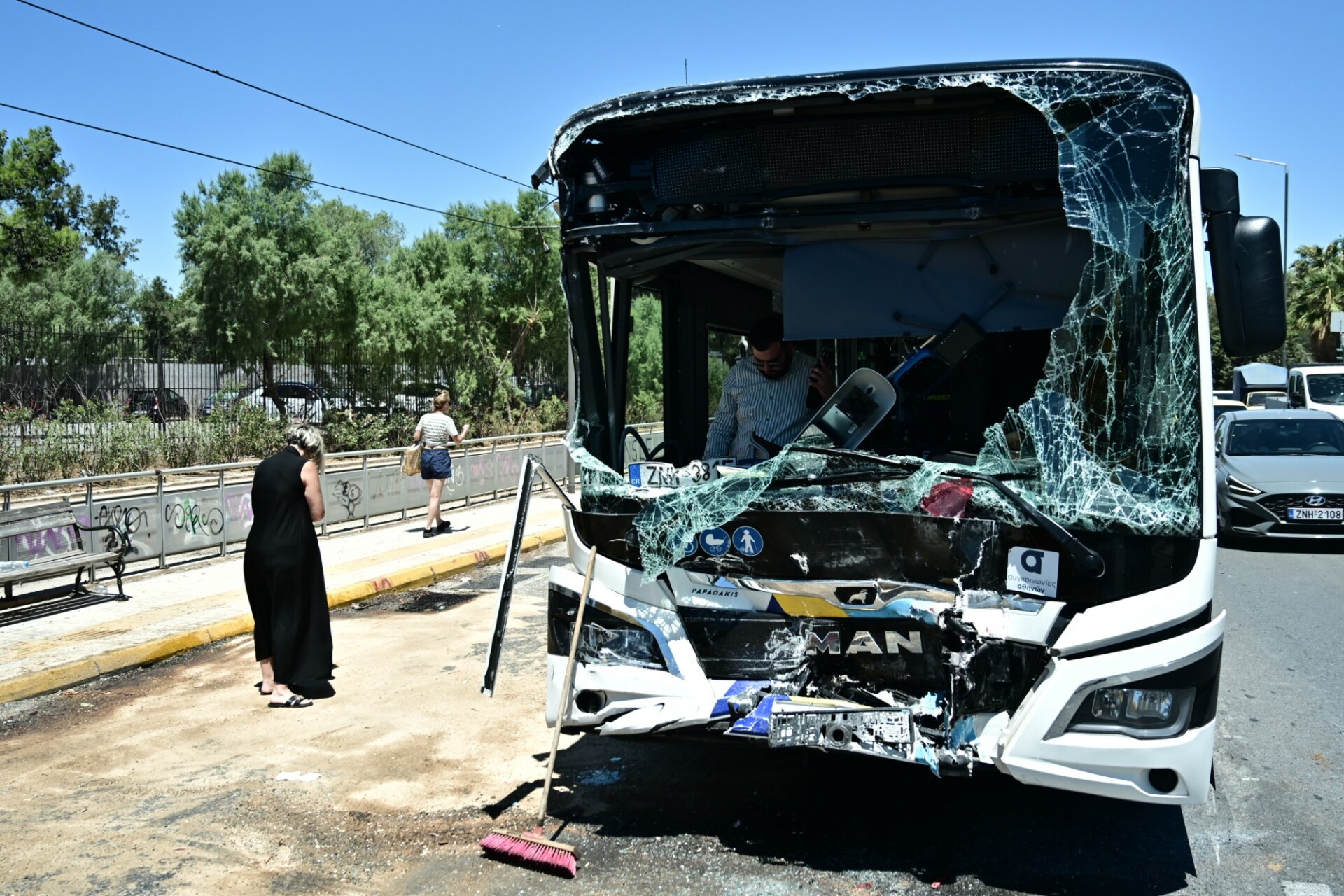 Εικόνες καταστροφής μετά το τροχαίο με τα δύο λεωφορεία στη Βούλα