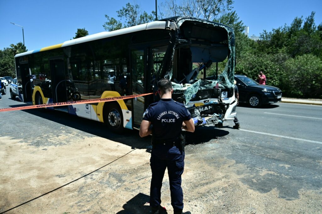 Τροχαίο με δύο λεωφορεία στη Βούλα, ένας σοβαρά τραυματίας
